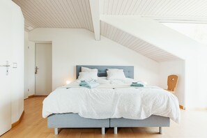 Exclusive Villa, Lake View | Desk, free WiFi, bed sheets