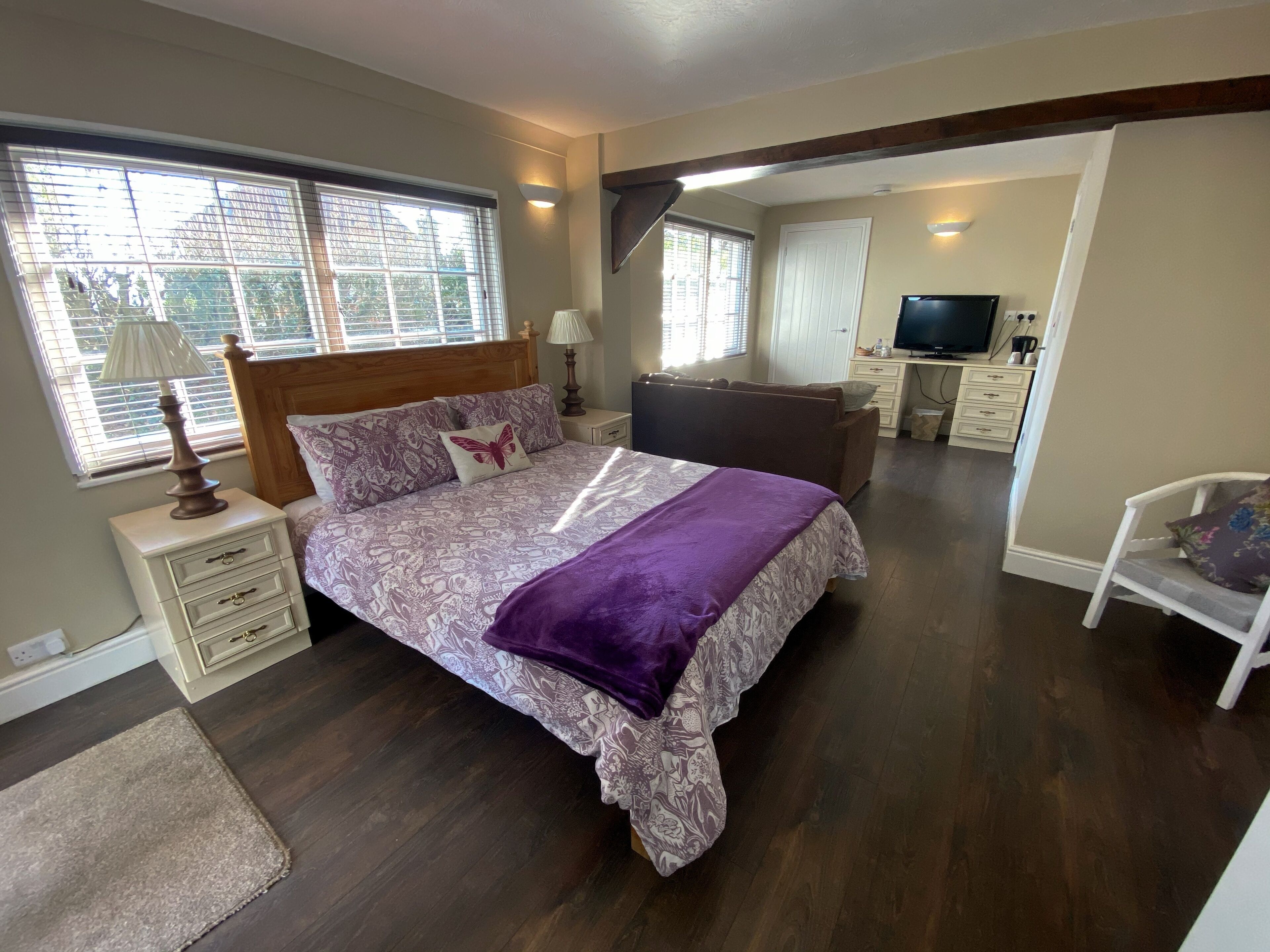 Habitació doble superior, 1 llit doble i sofà llit, no fumadors (Parlour) | Sala d'estar | Televisor 