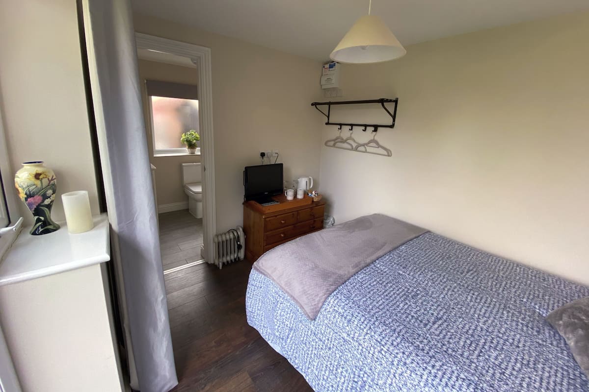Cabin, 1 Double Bed, Non Smoking, Private Bathroom (Hikers rest) | Premium bedding, soundproofing, iron/ironing board, WiFi (free)