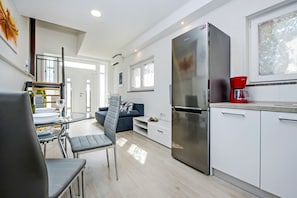 Appartement | Cuisine privée | Réfrigérateur, four à micro-ondes, surface de cuisson, cafetière-théière