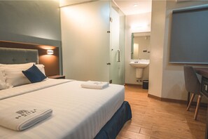 In-room safe, desk, soundproofing, free WiFi - Henia Hotel (Dumaguete)