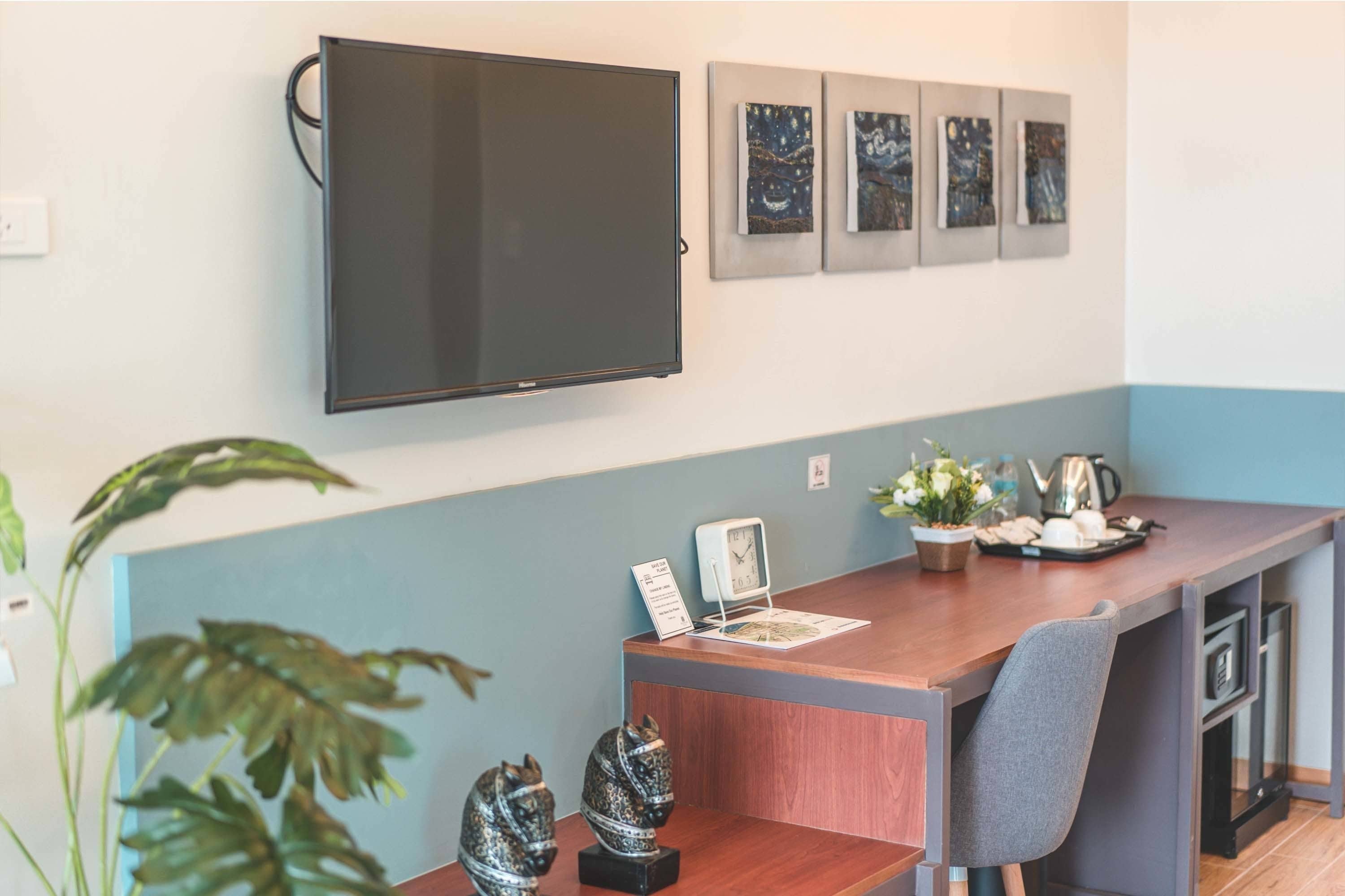 suite | in-room safe, desk, soundproofing, free wifi