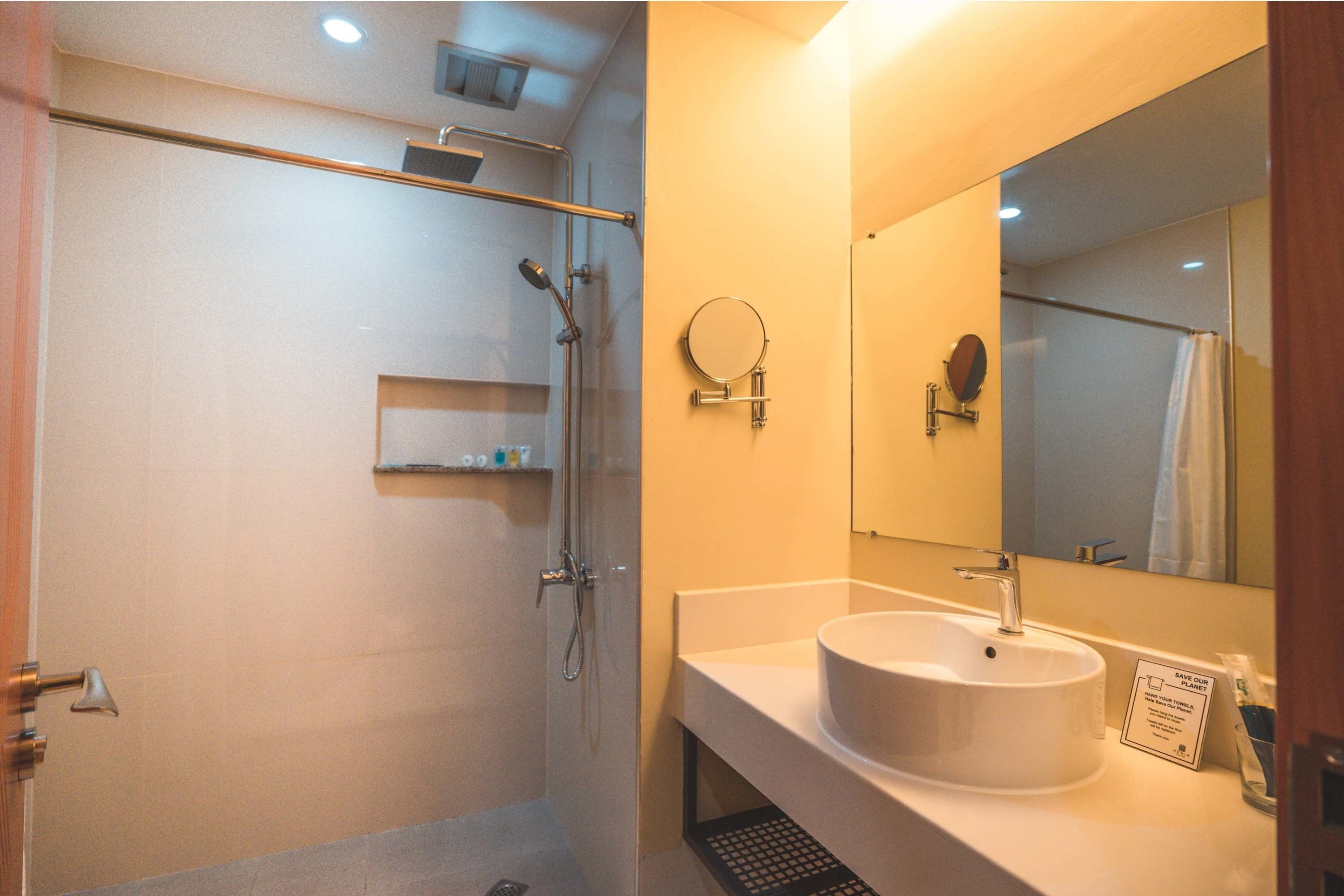 twin room | bathroom | shower, free toiletries, slippers, bidet