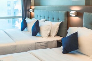 Quadruple Room | In-room safe, desk, soundproofing, free WiFi - Henia Hotel (Dumaguete)