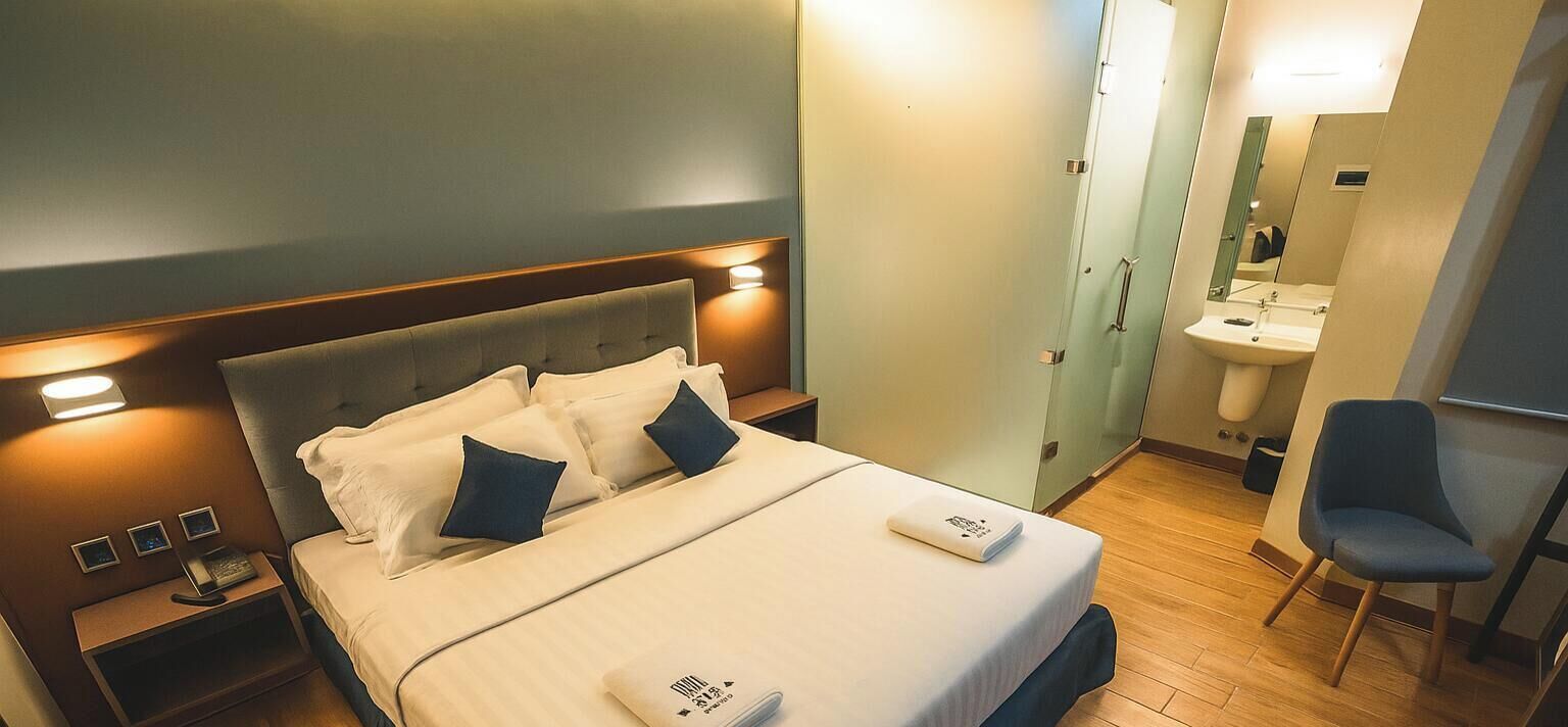 Habitación doble | Caja de seguridad en la habitación, escritorio y insonorización 