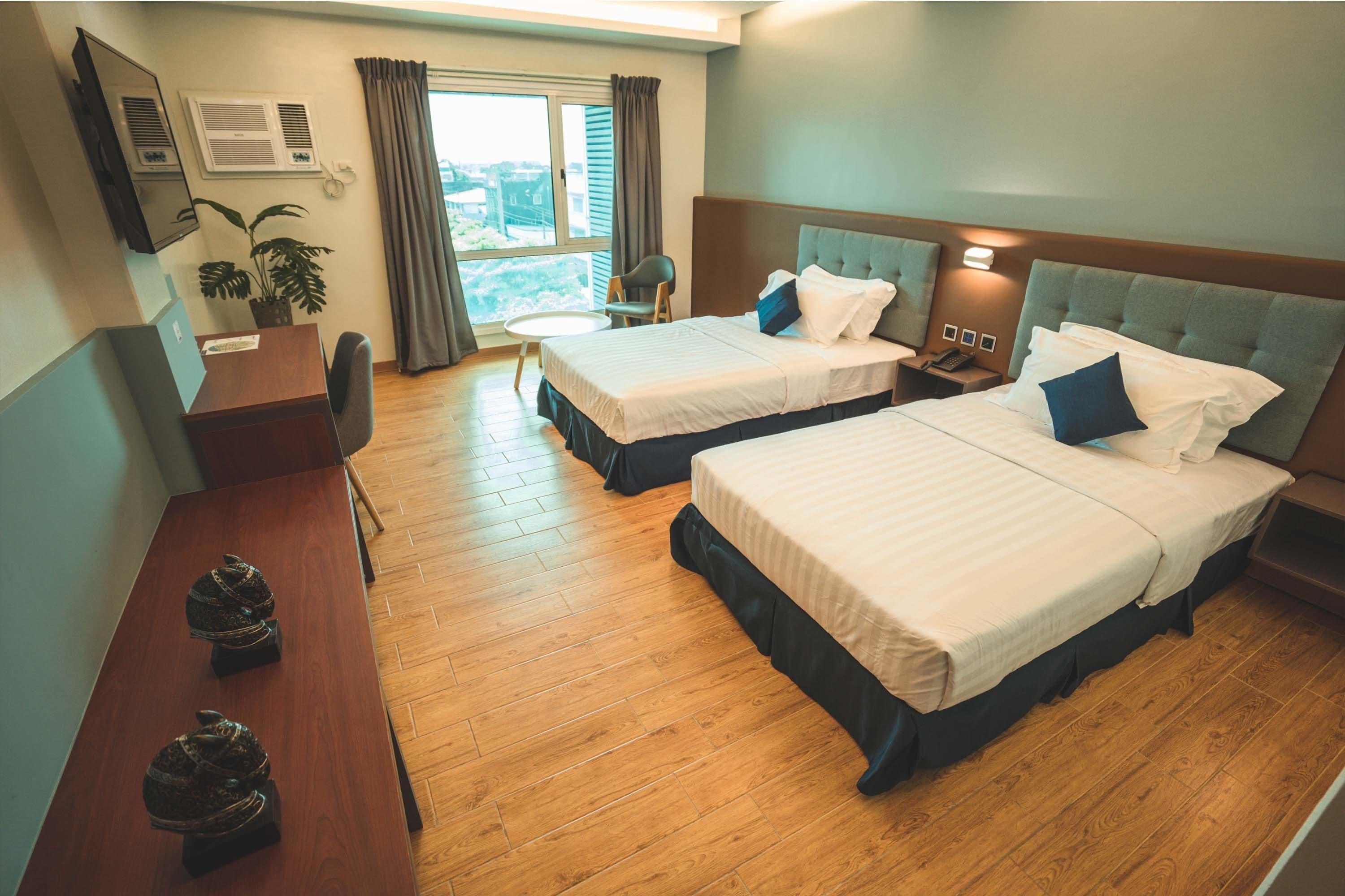 twin room | in-room safe, desk, soundproofing, free wifi