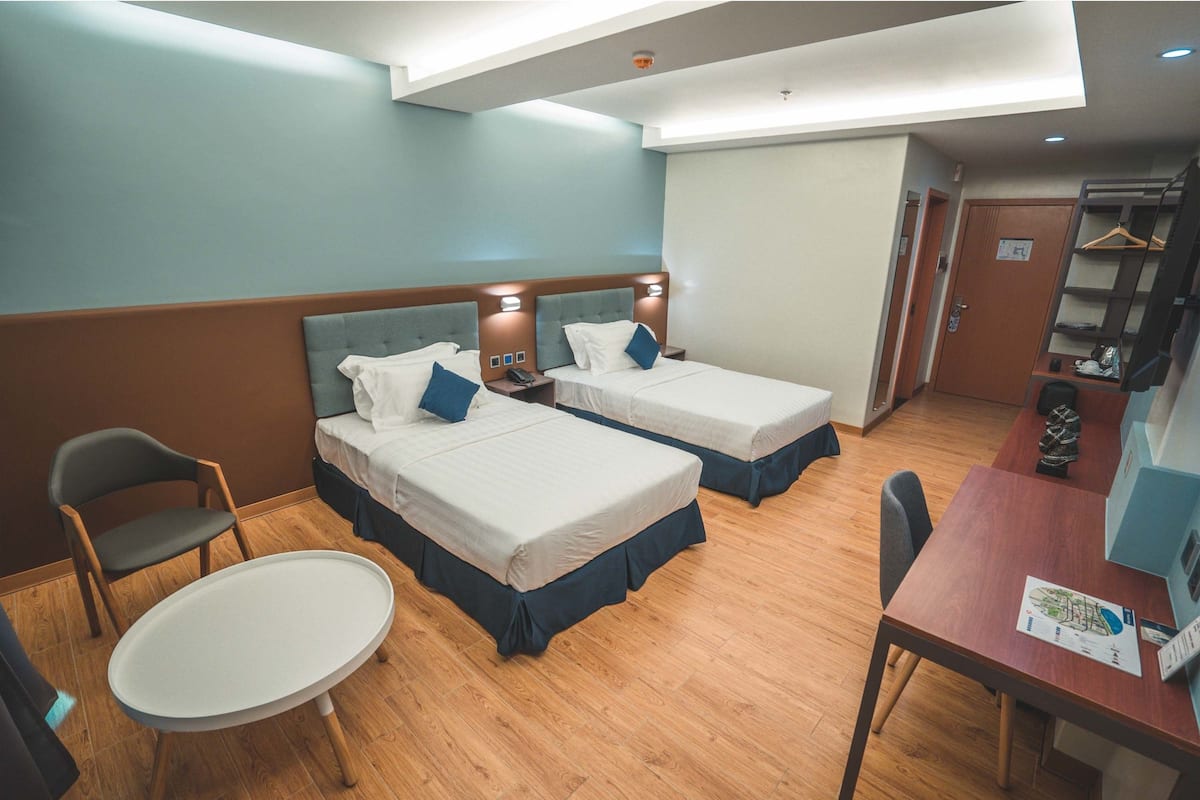 Quarto duplo | Cofres nos quartos, escrivaninha, quartos à prova de som