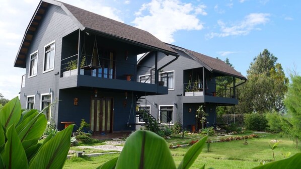 Vista frontal de la propiedad