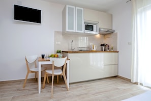 Basic Studio (Gold) | Private kitchenette | Fridge, microwave, stovetop, electric kettle