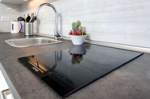 Apartment (Viola) | Eigene Kochnische | Kühlschrank, Mikrowelle, Herdplatte, Wasserkocher