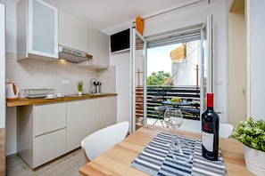 Studio (Orange) | Eigene Kochnische | Kühlschrank, Mikrowelle, Herdplatte, Wasserkocher