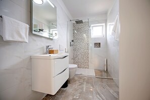 Apartment (Green) | Bathroom | Shower, hair dryer, towels
