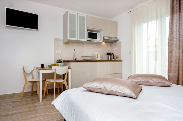 Basic Studio (Gold) | Free WiFi, bed sheets