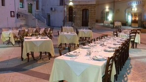 Outdoor dining - La Locanda al Castello (Pulsano)
