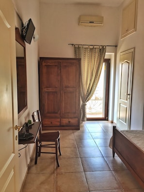 Traditional-Dreibettzimmer (Federico II) | Schreibtisch, Verdunkelungsvorhänge, kostenloses WLAN, Bettwäsche