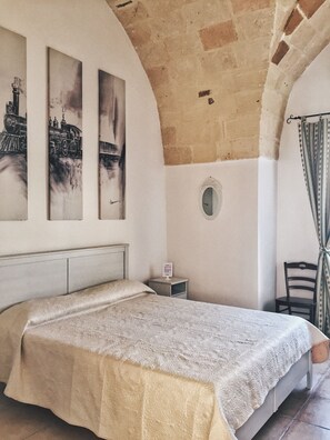Traditional Double Room (Muscettola) | Desk, blackout drapes, free WiFi, bed sheets - La Locanda al Castello (Pulsano)