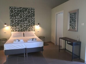 Quarto casal ou duplo, vista para o jardim | Roupas de cama premium, frigobar, escrivaninha, cortinas blackout