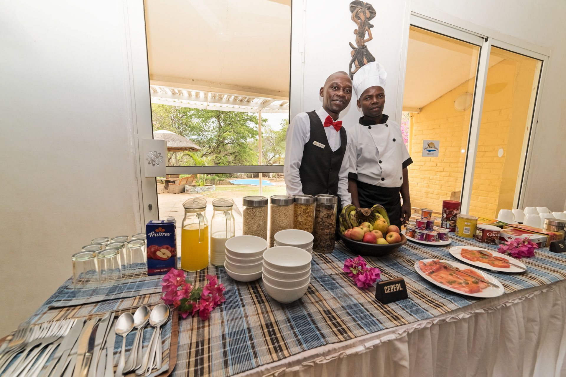 Una mesa de buffet con diversos alimentos y utensilios.