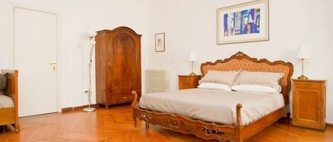 Suite | Desk, cribs/infant beds, free WiFi, bed sheets