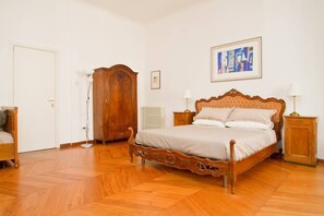 Suite | Desk, cribs/infant beds, free WiFi, bed sheets - Lo Studio di Joyce (Trieste)