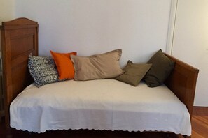 Suíte | Escrivaninha, berços (sobretaxa), Wi-Fi de cortesia, roupa de cama