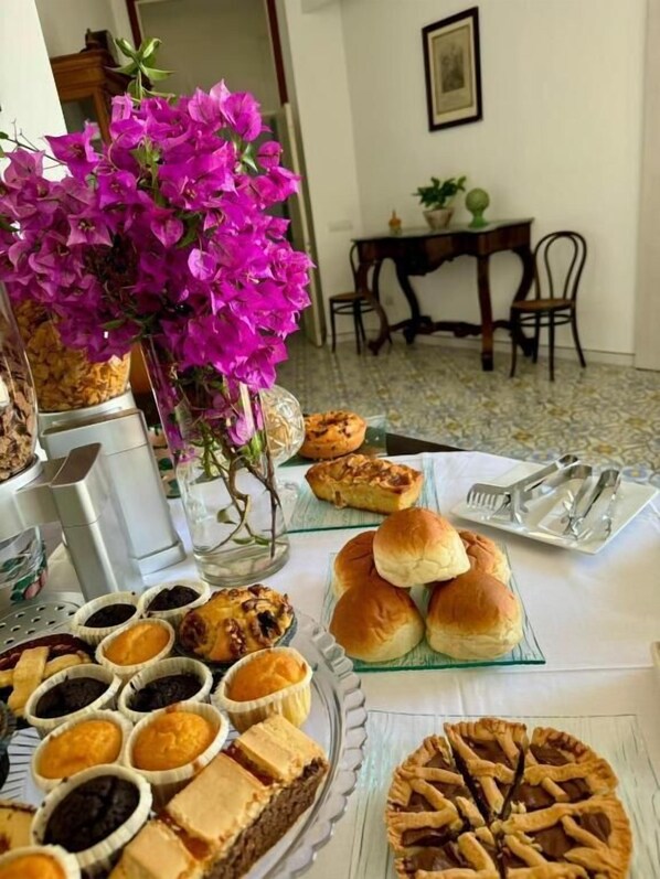 بوفيه فطور مجانًا يوميًا