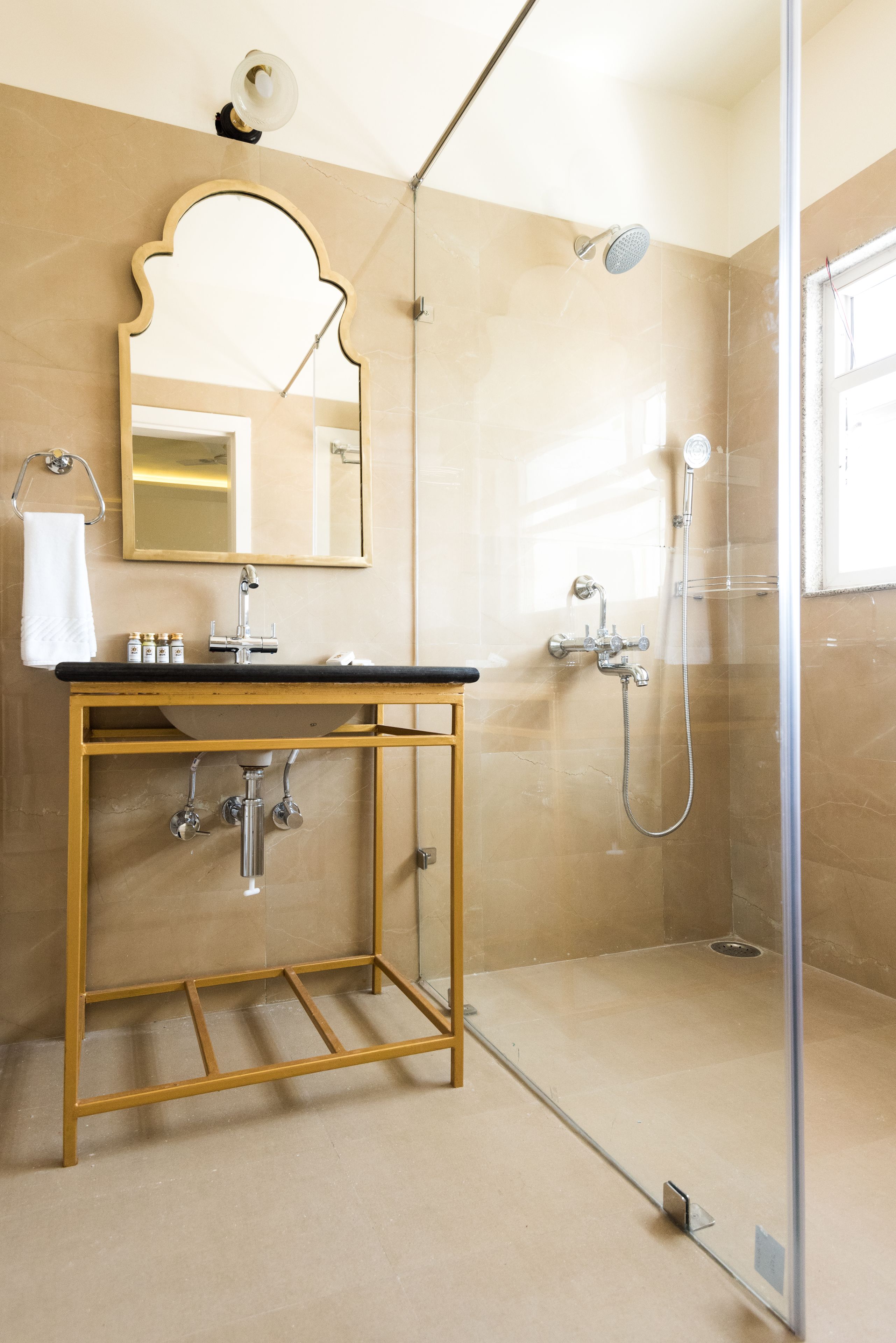 Dusche, Designer-Toilettenartikel, Haartrockner, Bademäntel