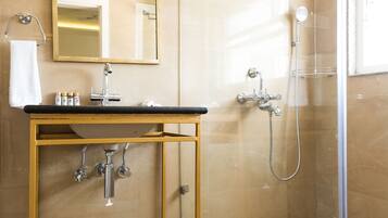 Dusche, Designer-Toilettenartikel, Haartrockner, Bademäntel