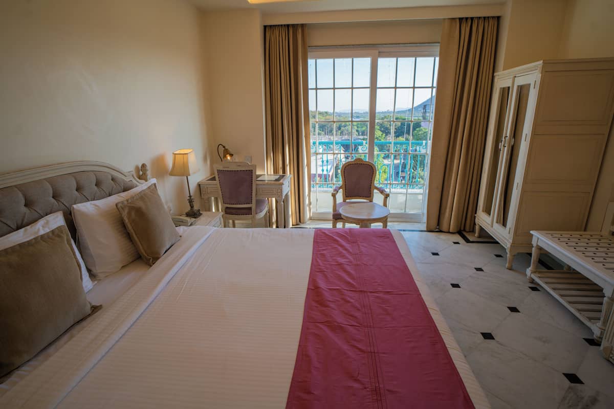Quarto casal superior, 1 cama King, acessível, vista para a cidade | Roupas de cama premium, frigobar, cofres nos quartos, escrivaninha