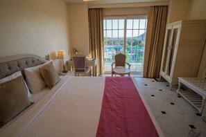 Superior-Doppelzimmer, 1 King-Bett, barrierefrei, Stadtblick | Hochwertige Bettwaren, Minibar, Zimmersafe, Schreibtisch
