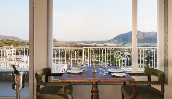 Lunch served, alfresco dining - The Kehloor (Udaipur)
