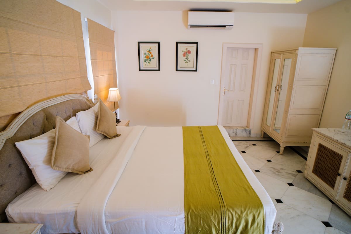 Quarto casal luxo, 1 cama King | Roupas de cama premium, frigobar, cofres nos quartos, escrivaninha