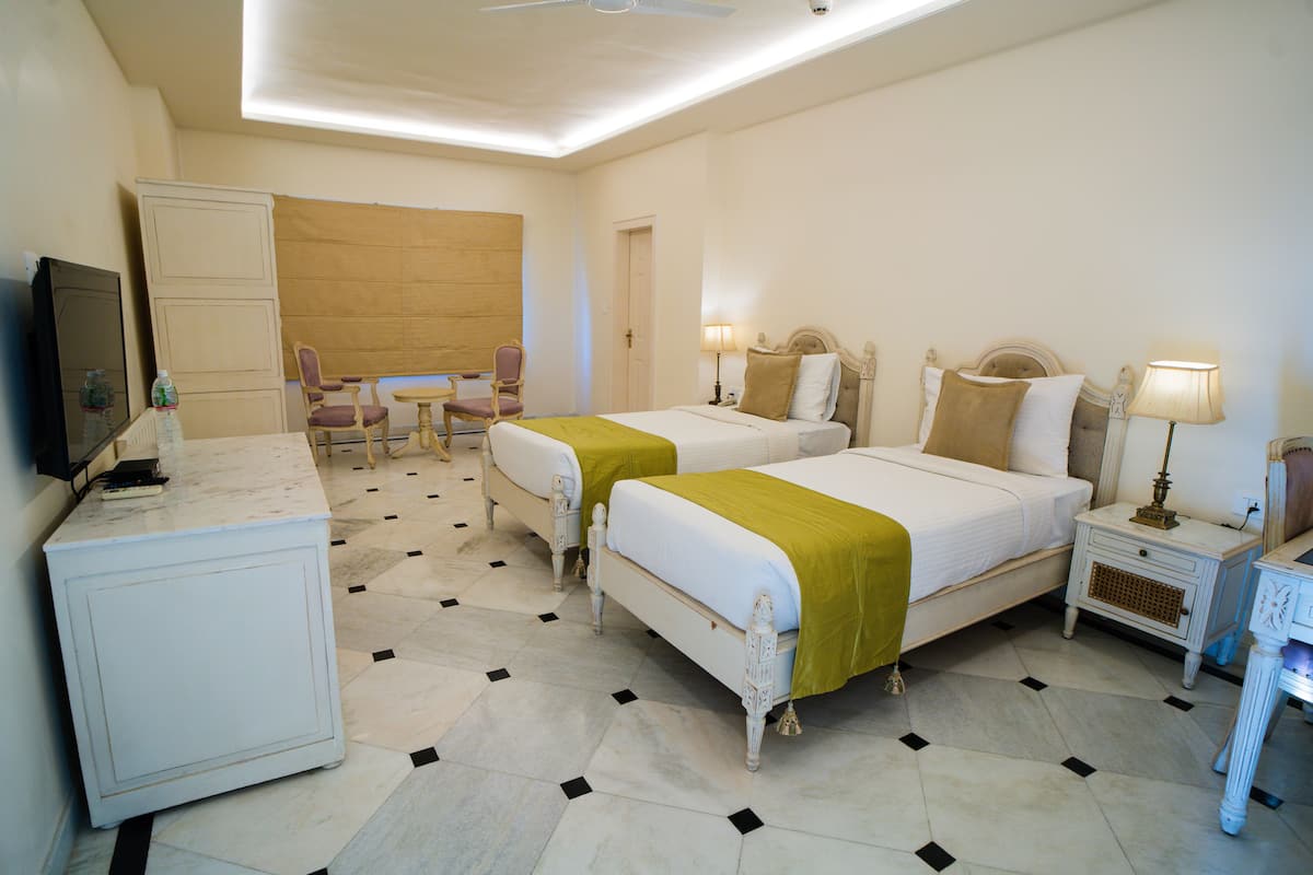 Quarto duplo superior, 2 camas de solteiro, acessível, vista para a cidade | Roupas de cama premium, frigobar, cofres nos quartos, escrivaninha