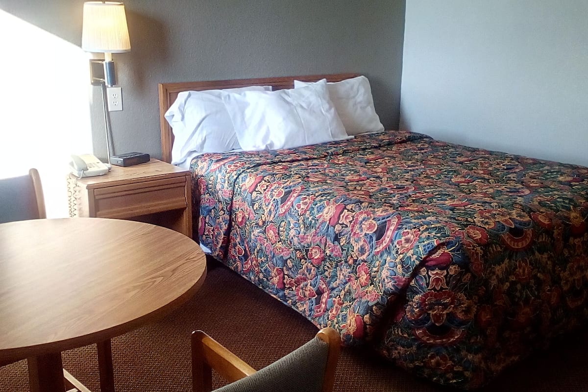 10 bedrooms, blackout curtains, soundproofing, free wifi