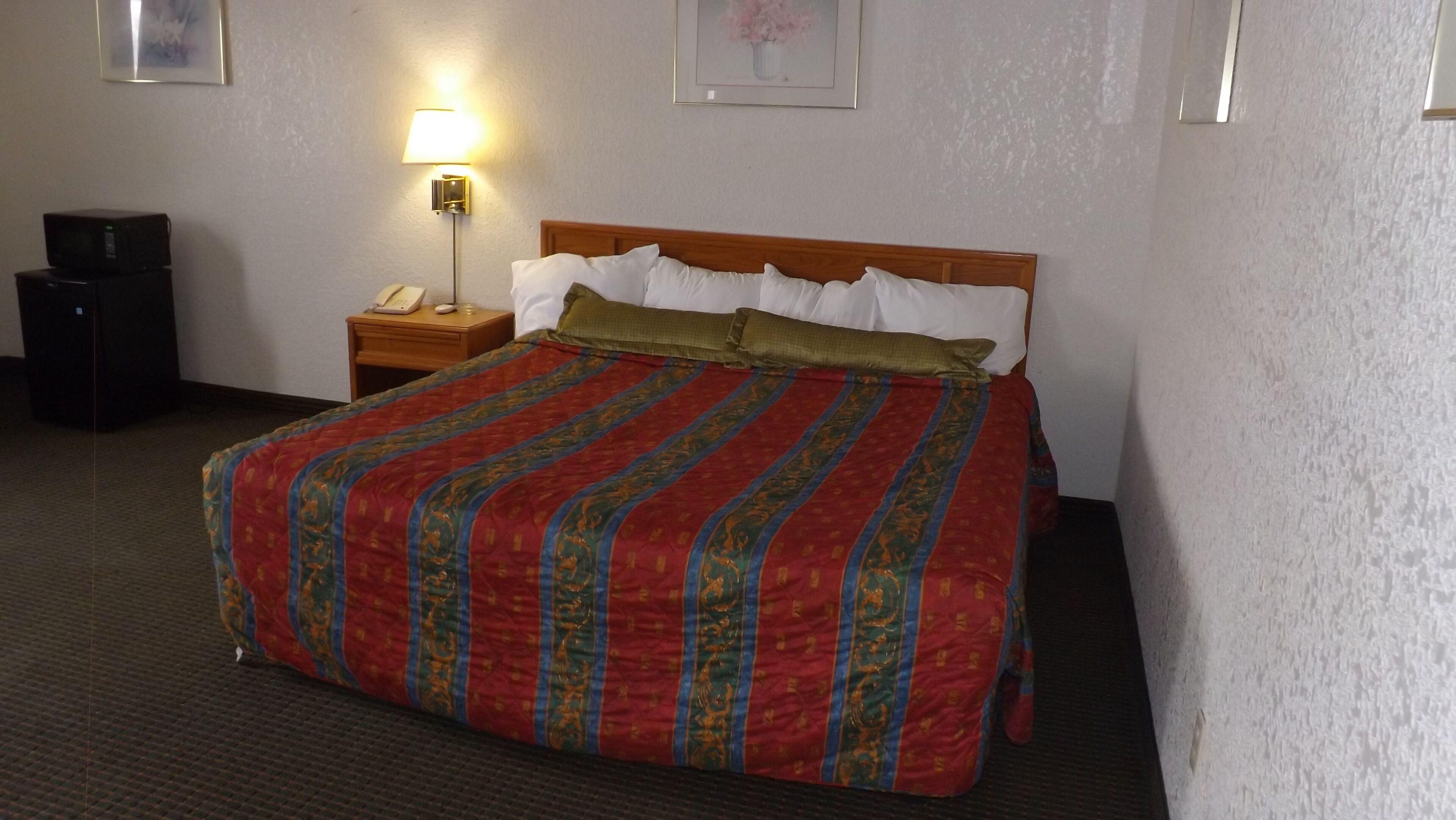 10 bedrooms, blackout curtains, soundproofing, free wifi