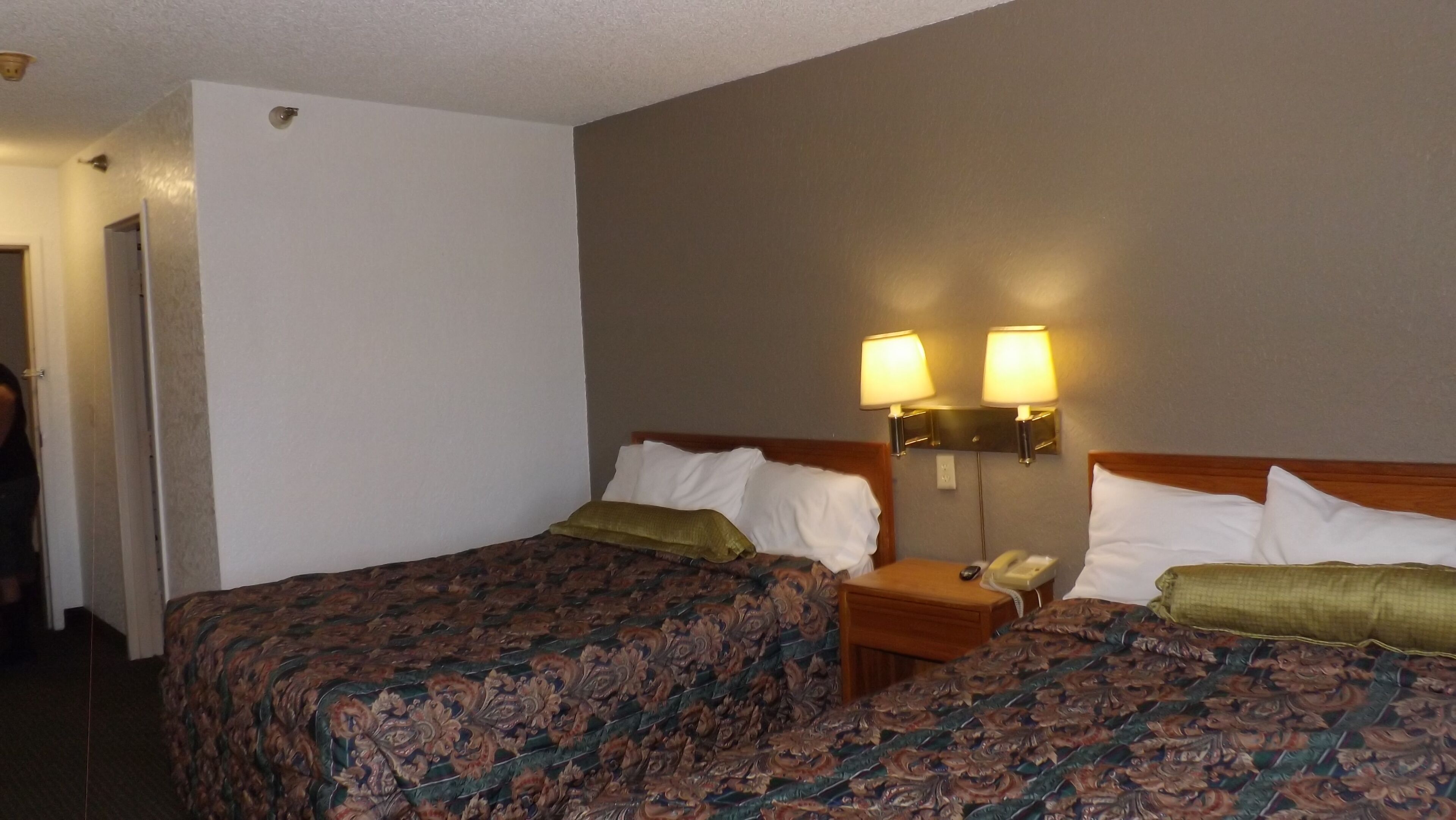 10 bedrooms, blackout curtains, soundproofing, free wifi