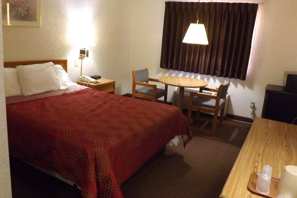 10 bedrooms, blackout curtains, soundproofing, free wifi