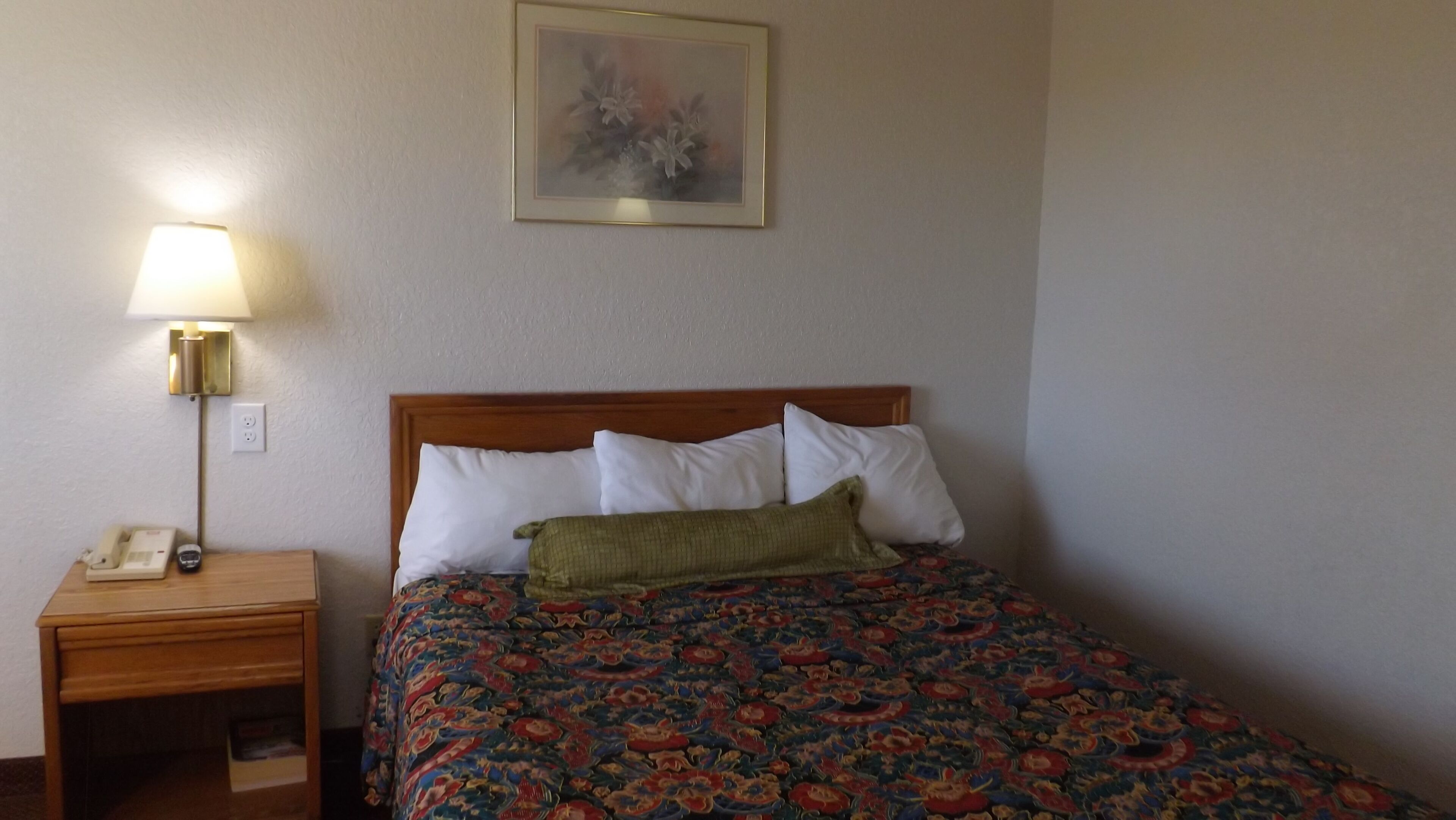 10 bedrooms, blackout curtains, soundproofing, free wifi