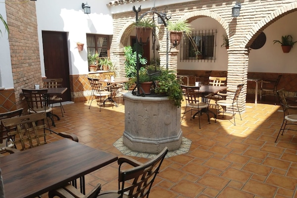 Ofereix taules a l'aire lliure i s'hi serveixen esmorzars i dinars