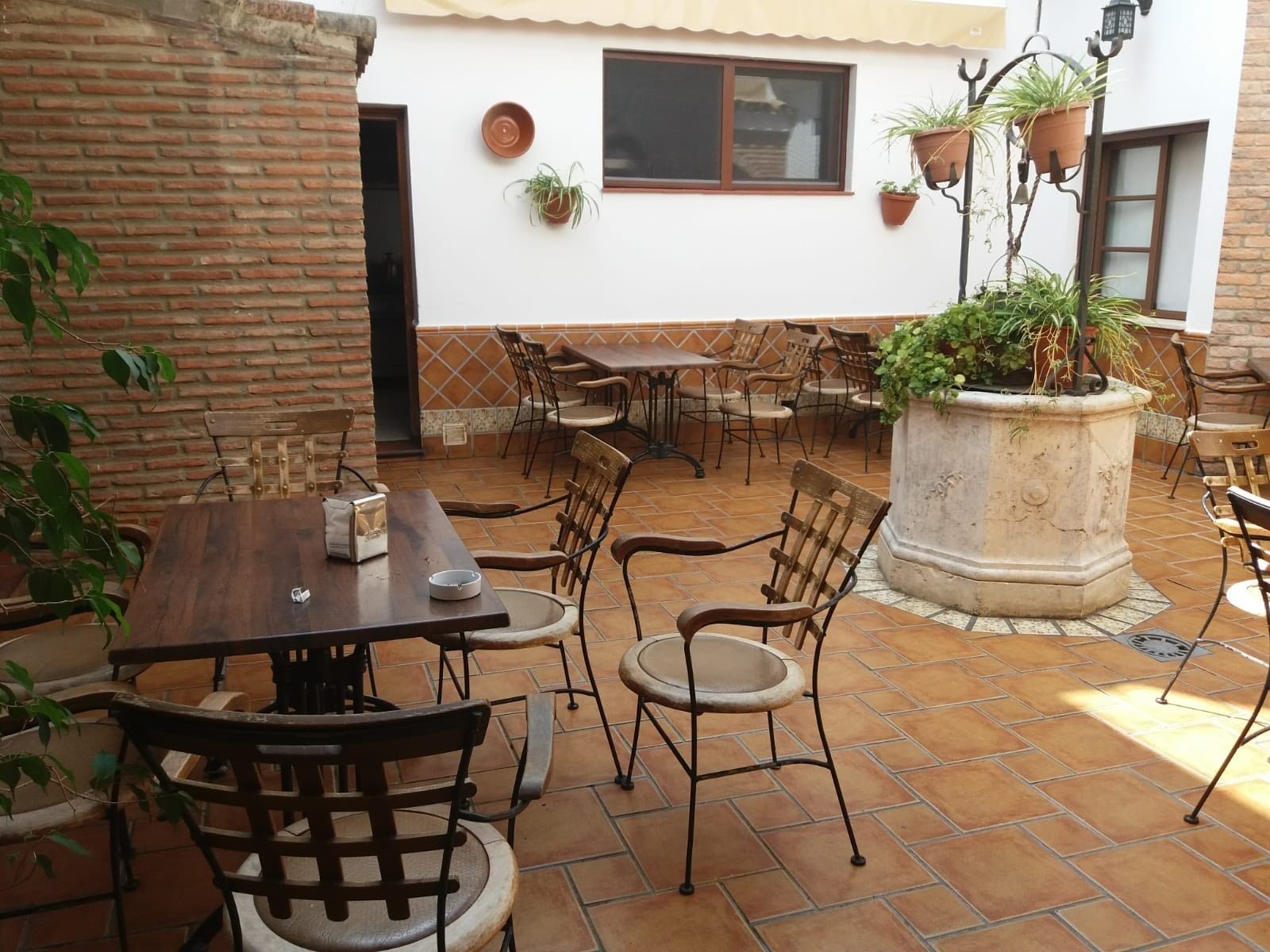 Aamiainen, lounas ja illallinen; ulkoilmaravintola 