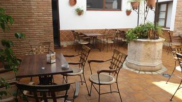 Serveert ontbijt, lunch, diner, openlucht dineren