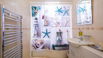 Family Cottage | Bathroom | Combined shower/bathtub, spring water bathtub, free toiletries