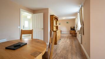 Family Cottage | In-room dining