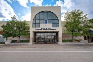 Exterior - Holiday Inn Detroit Northwest - Livonia (Livonia)