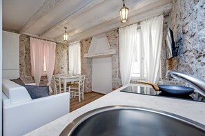 Apartment Cielo with two bedrooms | Private kitchenette | Fridge, stovetop, cookware/dishes/utensils, dining tables - Apartments Casa Roccia Bianca (Rovinj)