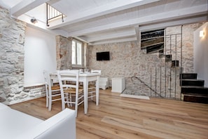 Apartment Cielo with two bedrooms | Living area | 60-cm flat-screen TV with satellite channels, TV - Apartments Casa Roccia Bianca (Rovinj)