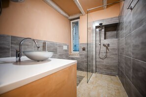 Apartment Cielo with two bedrooms | Bathroom | Shower, hair dryer, bidet, towels