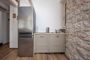 City-lejlighed - 2 soveværelser - køkken (Rosemary) | Privat tekøkken | Køleskab, kogeplade, køkkentøj/tallerkener/redskaber, spisebord