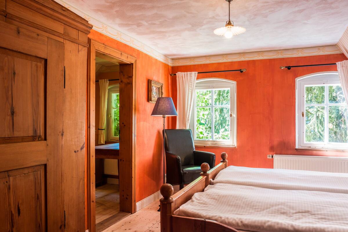 Appartement, 2 slaapkamers | Een bureau, beddengoed