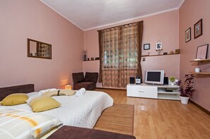 Apartamento básico, 1 quarto | Espaço de trabalho para notebook, ferros/tábuas de passar roupa